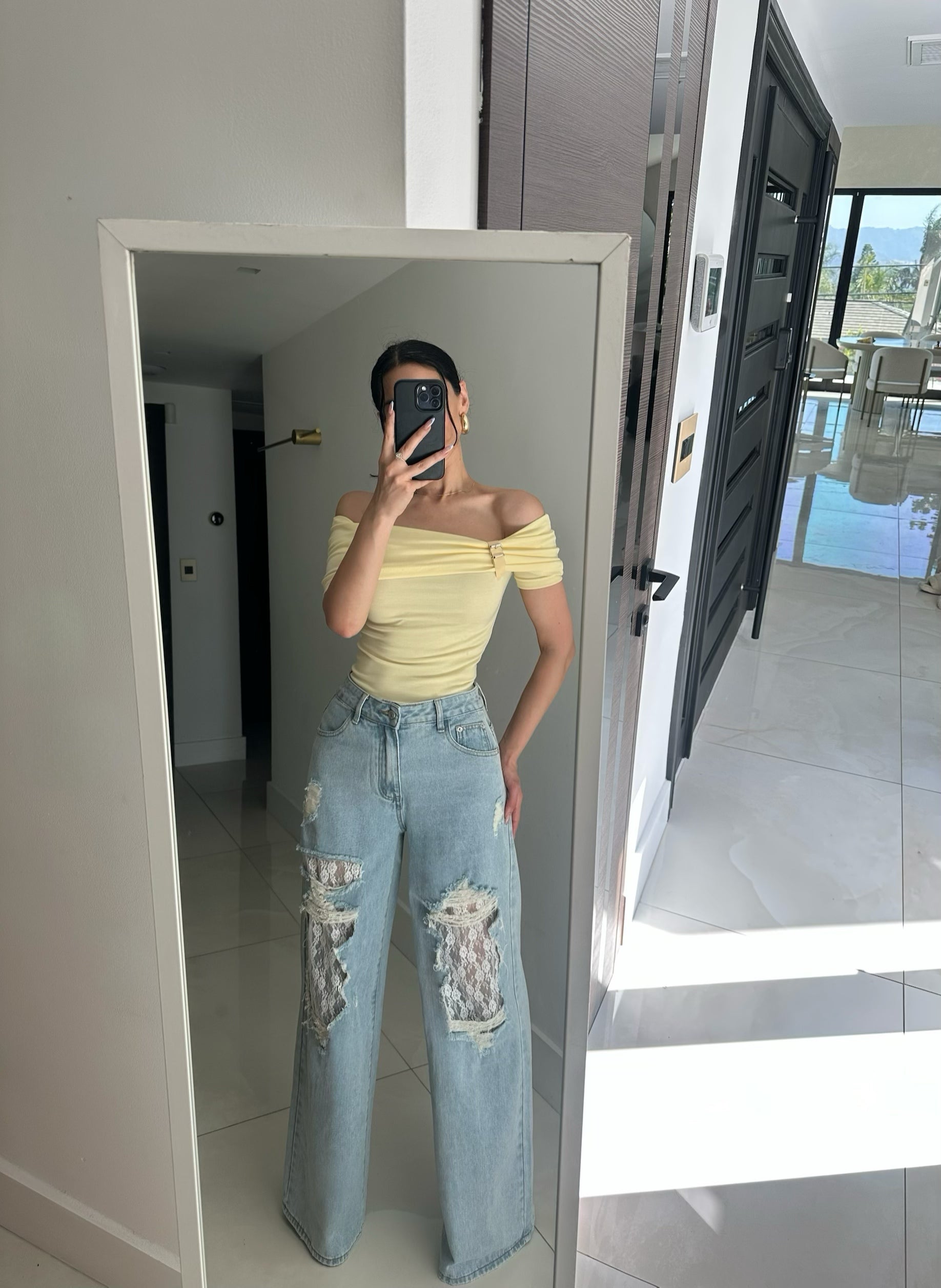 “Tina” distressed jeans with lace inner patch