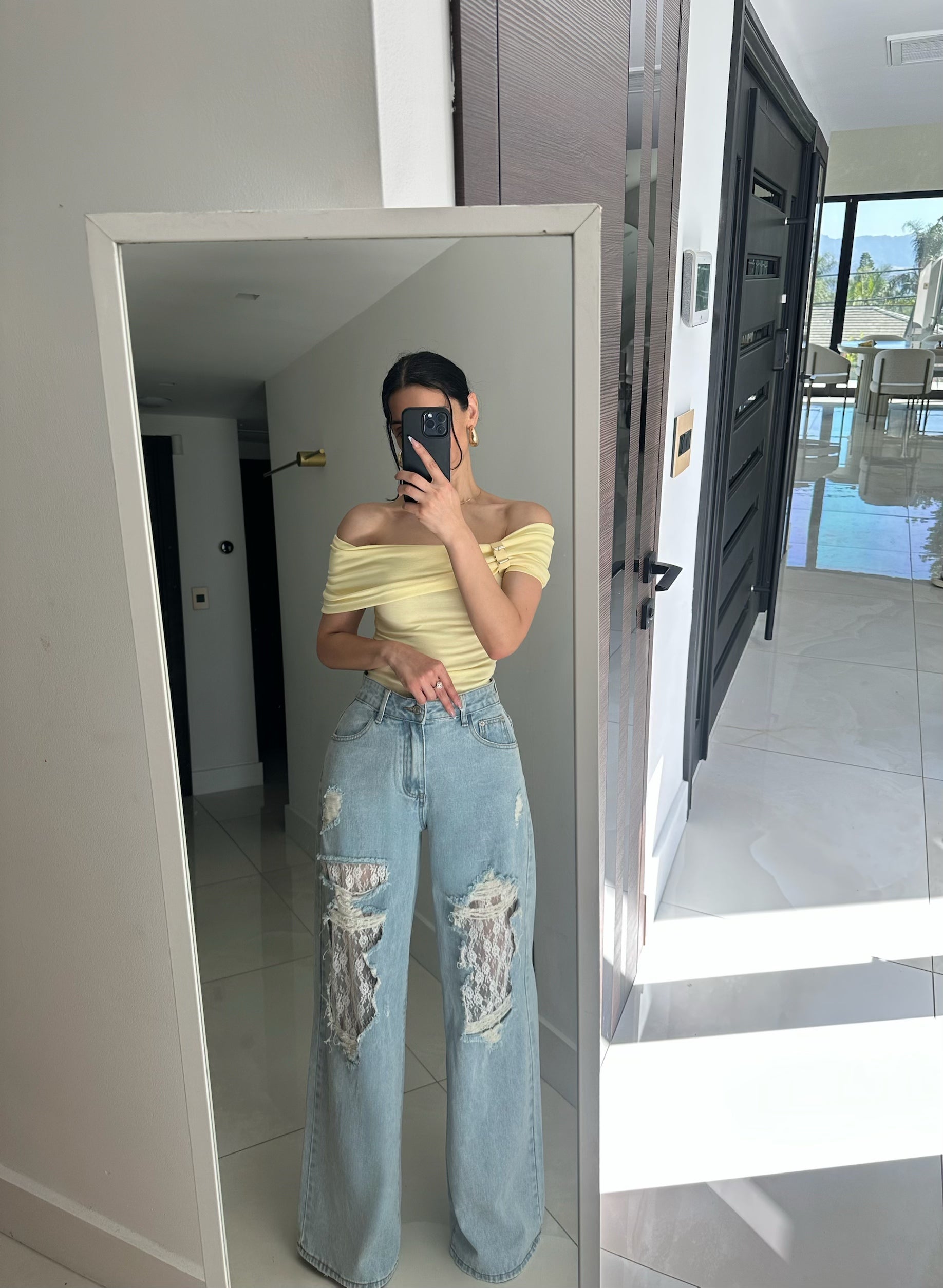 “Tina” distressed jeans with lace inner patch